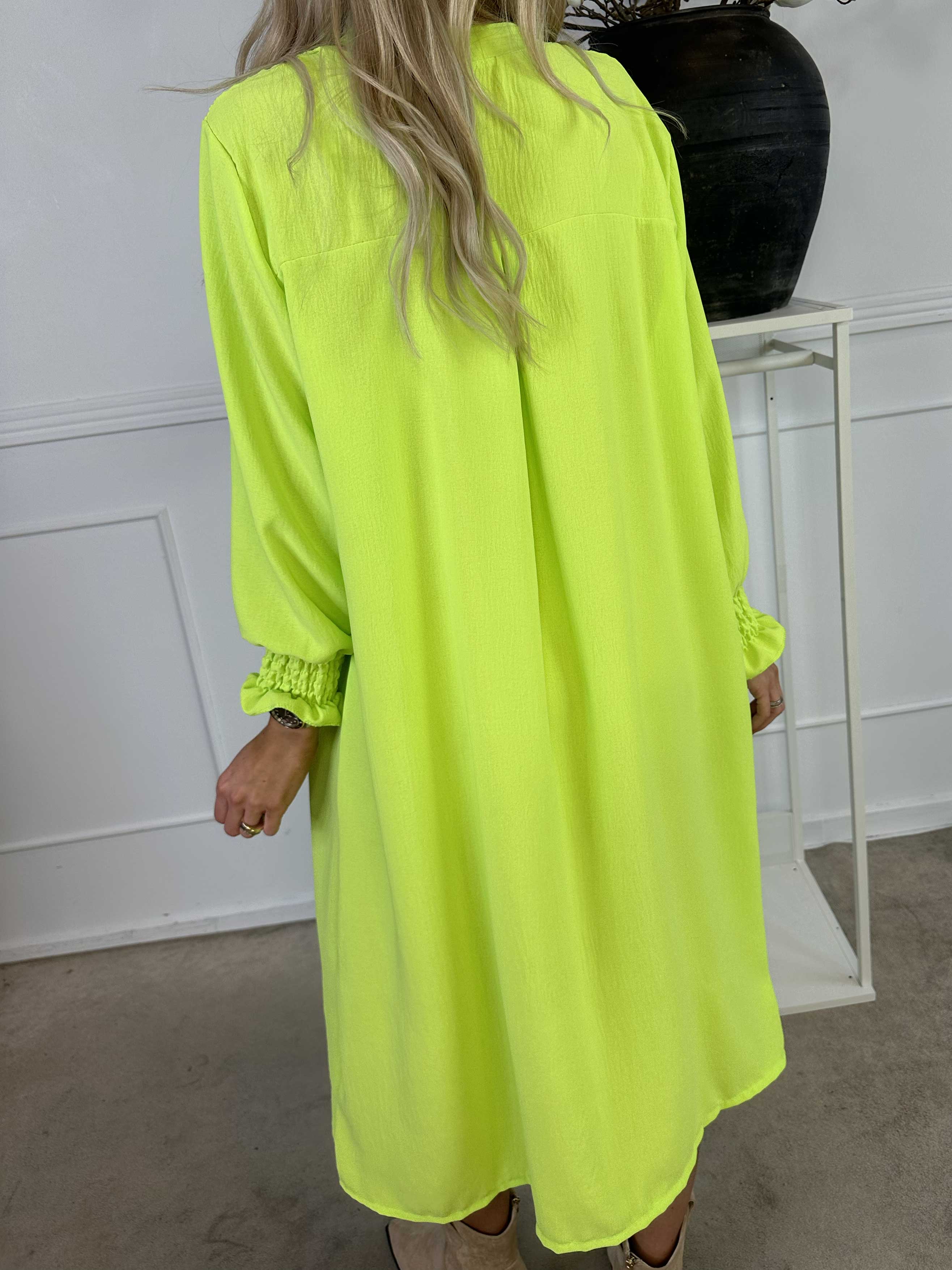 Marisol - Sød kjole med smock og v-udskæring